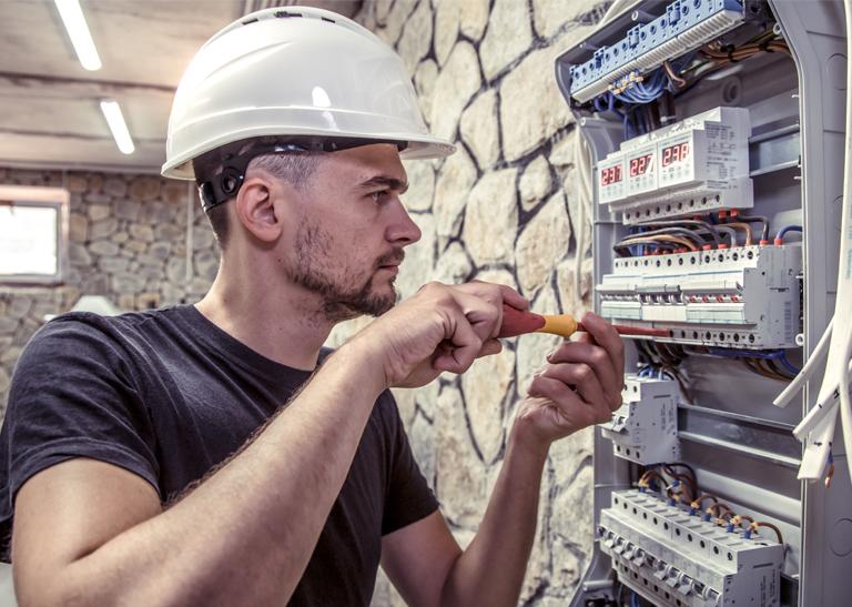 Elektrikár vedľa rozvádzača